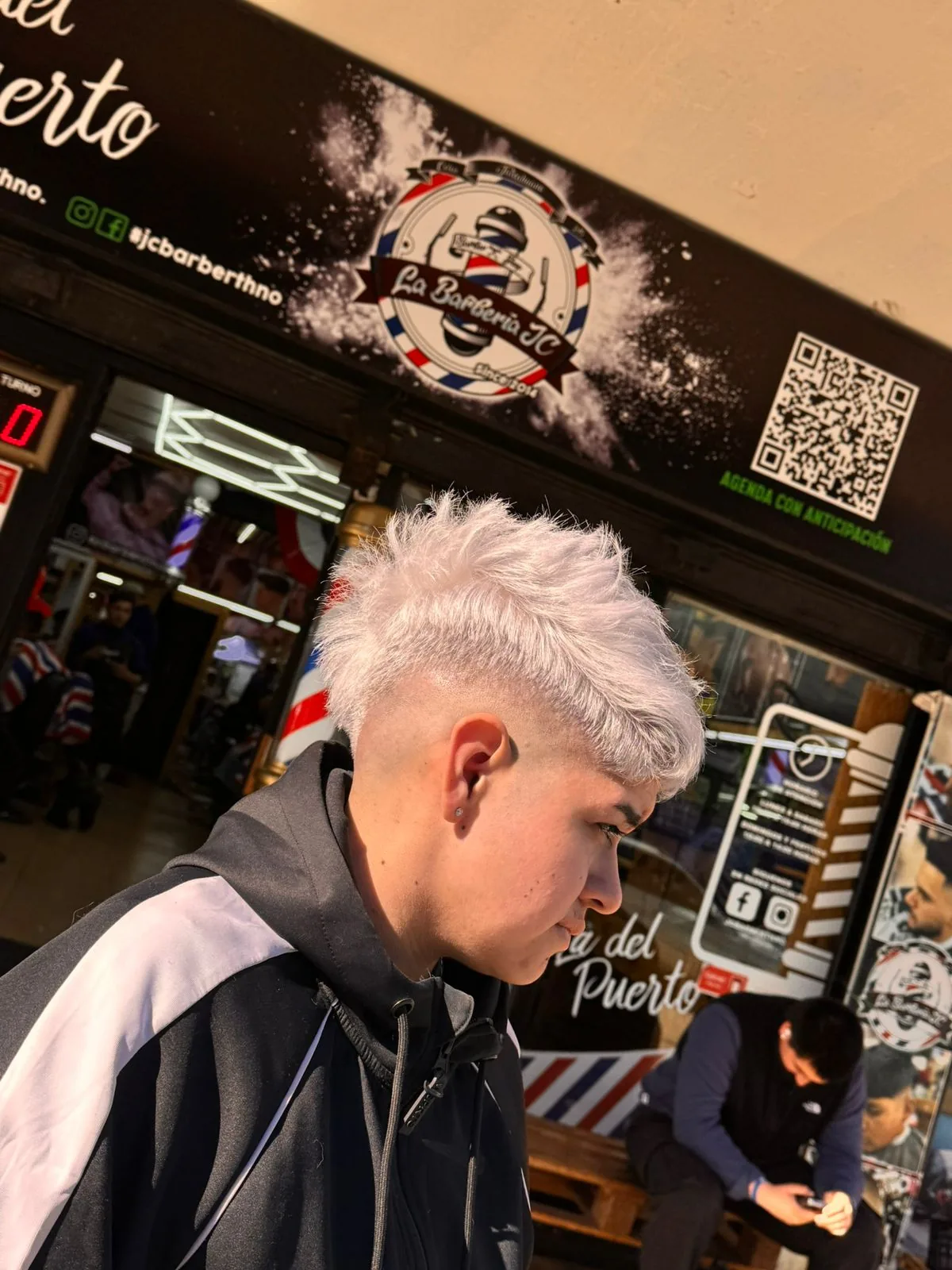 Cliente con corte profesional terminado